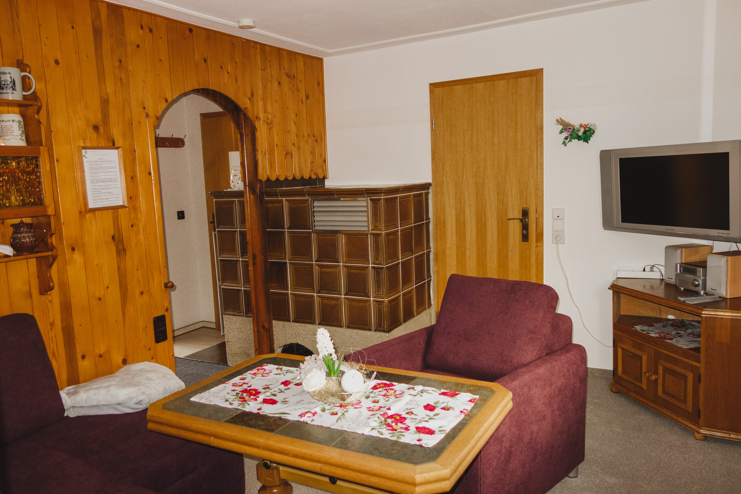 Nelius Ferienhaus Harztour Wohnzimmer Kachelofen